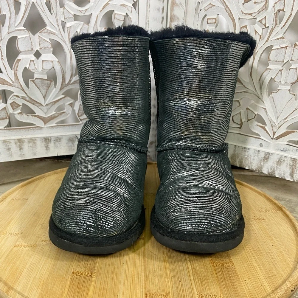 UGG Bailey Bow Lizard Black & Silver Women’s Size 6/ EU 36 Short Boots